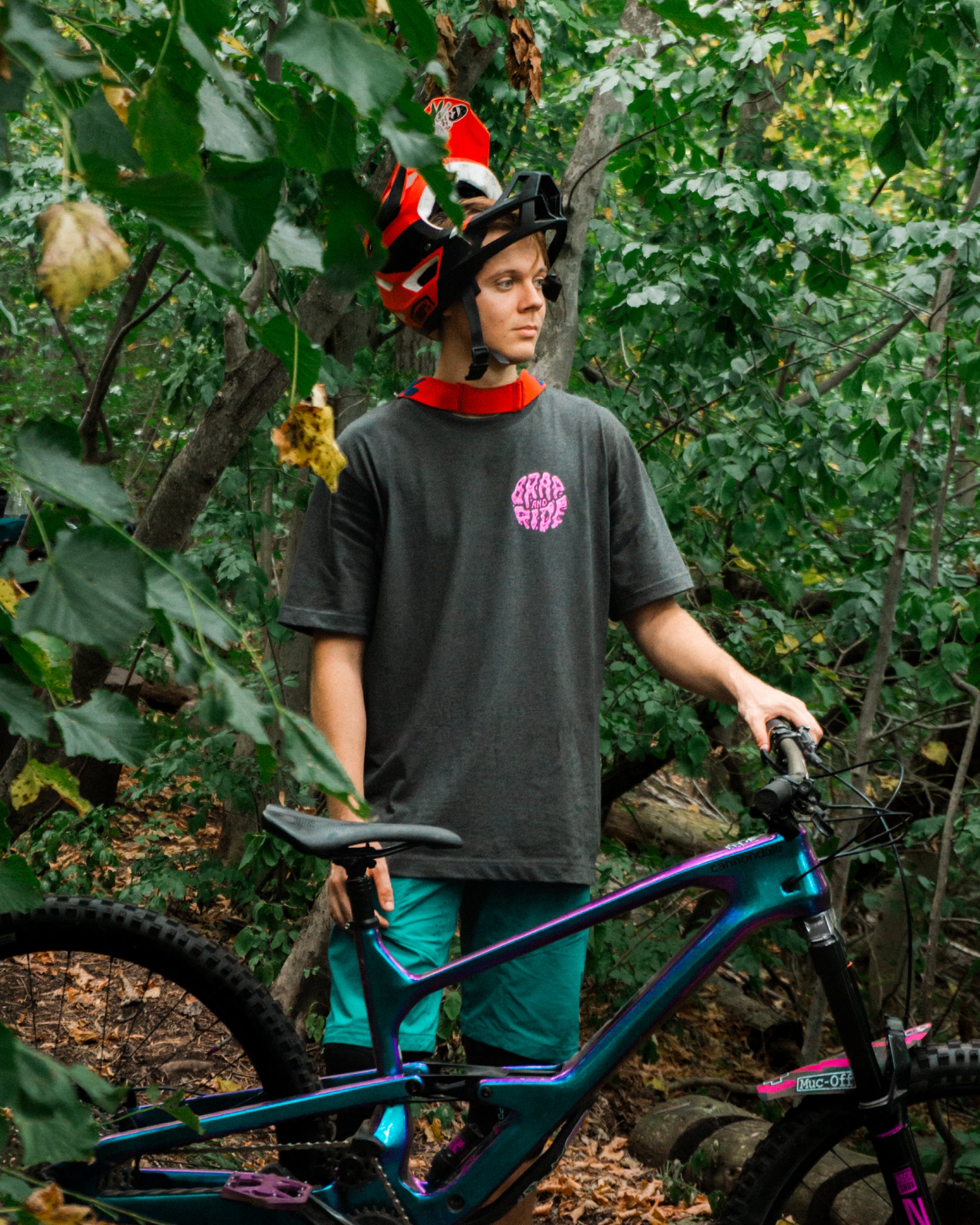 'BRAP AND RIDE' - Oversized póló